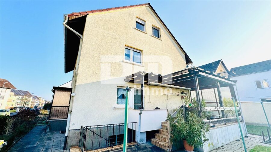 Kompakte Dreizimmer DG Wohnung in gepflegtem Dreifamilienhaus in gesuchter Lage - Rückansicht